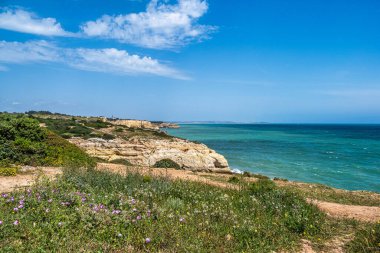 Portekiz kıyıları Benagil, Algarve, Portekiz. Praia do Carvalho 'da. Percurso dos Sete Vales Suspensos. Yedi Asılma Vadisi Yolu.