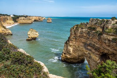 Praia da Marinha Sahili, Yedi Asılı Vadi Yolu 'ndaki kayalıkların ve kayalıkların arasında Percurso dos Sete Vales Suspensos. Algarve, Portekiz