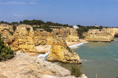 Praia da Marinha Sahili, Yedi Asılı Vadi Yolu 'ndaki kayalıkların ve kayalıkların arasında Percurso dos Sete Vales Suspensos. Algarve, Portekiz