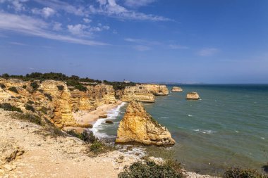Praia da Marinha Sahili, Yedi Asılı Vadi Yolu 'ndaki kayalıkların ve kayalıkların arasında Percurso dos Sete Vales Suspensos. Algarve, Portekiz