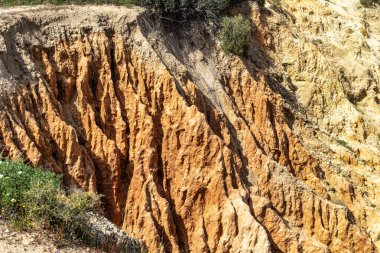 Praia da Marinha Sahili, Yedi Asılı Vadi Yolu 'ndaki kayalıkların ve kayalıkların arasında Percurso dos Sete Vales Suspensos. Algarve, Portekiz
