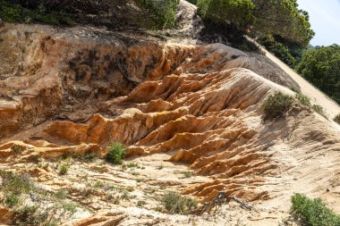 Praia da Marinha Sahili, Yedi Asılı Vadi Yolu 'ndaki kayalıkların ve kayalıkların arasında Percurso dos Sete Vales Suspensos. Algarve, Portekiz