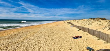 Portekiz 'de Faro yakınlarındaki Parque Natural da Ria Formosa plaj manzarası