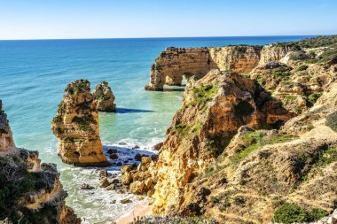 Praia da Marinha Sahili, Yedi Asılı Vadi Yolu 'ndaki kayalıkların ve kayalıkların arasında Percurso dos Sete Vales Suspensos. Algarve, Portekiz