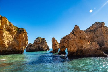 Ponta da Piedade, Portekiz 'in Algrave şehrinde bulunan ünlü mağaraları olan eşsiz bir kaya oluşumudur. Portekiz 'in bir numaralı cazibesi