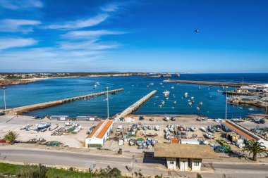 Portekiz 'deki Sagres Limanı, Algarve' de demirlemiş balıkçı teknelerinin manzarası yükseldi..