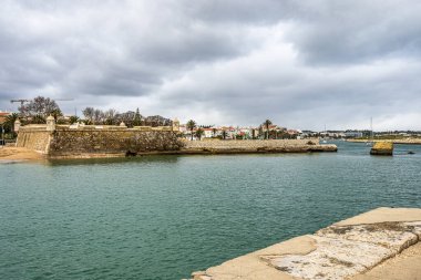 Lagos, Algarve, Portekiz 'deki Forte da Ponta da Bandeira kalesi. 17. yüzyıldan kalma takviye kuvvetleri Atlantik Okyanusu sahilinden..
