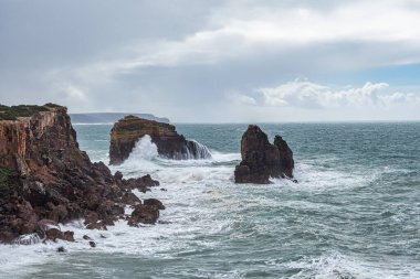 Okyanus manzarası ve mavi gökyüzü, Aljezur 'da Pontal da Carrapateira, Portekiz' de Algarve.