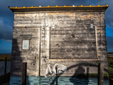 Portekiz, Carrasqueira 'da geleneksel balıkçılar ahşap döverler. Carrasqueira, Alcacer do Sal, Setubal, Portekiz 'deki Sado Nehri kıyısındaki Stilt Piers veya Cais Palafitico