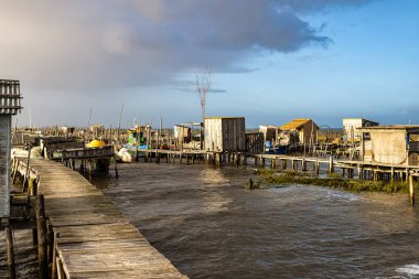 Portekiz, Carrasqueira 'da geleneksel balıkçılar ahşap döverler. Carrasqueira, Alcacer do Sal, Setubal, Portekiz 'deki Sado Nehri kıyısındaki Stilt Piers veya Cais Palafitico