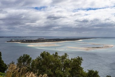 Portekiz 'deki Troia Yarımadası veya Troia Doğa Koruma Alanı Sado Estuary doğal parkının bir parçasıdır. Atlantik Okyanusu ve gök mavisi göl. Popüler turizm merkezleri, uzun kumlu plajları olan tatil beldeleri
