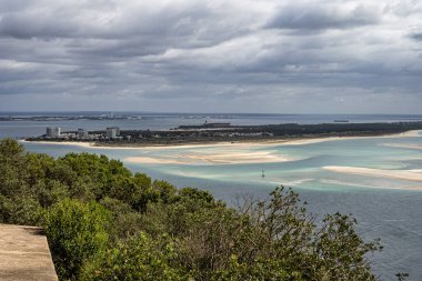 Portekiz 'deki Troia Yarımadası veya Troia Doğa Koruma Alanı Sado Estuary doğal parkının bir parçasıdır. Atlantik Okyanusu ve gök mavisi göl. Popüler turizm merkezleri, uzun kumlu plajları olan tatil beldeleri