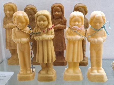 Nossa de Nossa Senhora da Nazare 'nin ünlü Santuario de Nossa' sında iç mekan ve görkemli azulejo fayansları, leydimizin mabedi. Portekiz 'de Naziler