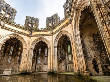 Batalha, Portekiz. Capelas Imperfeitas Manastırı, Batalha 'nın Bitmemiş Şapelleri, diğer adıyla Santa Maria da Vitoria Manastırı. Gotik ve Manueline tarzı