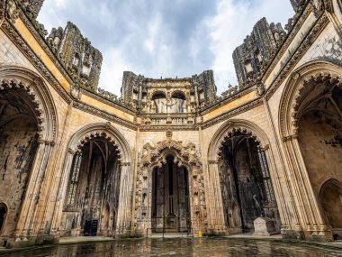 Batalha, Portekiz. Capelas Imperfeitas Manastırı, Batalha 'nın Bitmemiş Şapelleri, diğer adıyla Santa Maria da Vitoria Manastırı. Gotik ve Manueline tarzı