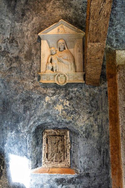 Заброшенный и пустой средневековый Convento dos Capuchos в Национальном парке Серра-де-Синтра в Португалии