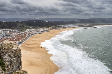 Nazare plaj rivierası, Praia da Nazare Portekiz, Avrupa 'da Nazare şehri manzaralı.