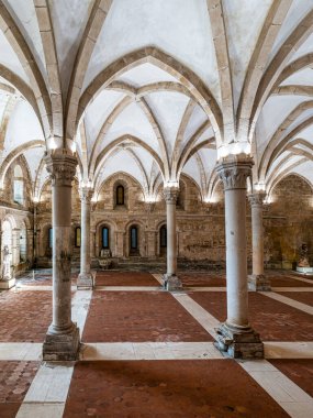 Alcobaca Manastırı 'nın yemek odası, Mosteiro de Santa Maria de Alcobaca, Portekiz. Rahiplerin birlikte yemek yediği büyük gotik bir oda, manastırın içinde..
