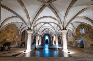 Alcobaca Manastırı 'nın keşiş salonu, Alcobaca, Portekiz' deki Mosteiro de Santa Maria de Alcobaca. Rahiplerin birlikte çalıştığı büyük gotik bir oda, manastırın içinde..
