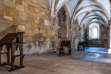 Alcobaca Manastırı 'nın keşiş salonu, Alcobaca, Portekiz' deki Mosteiro de Santa Maria de Alcobaca. Rahiplerin birlikte çalıştığı büyük gotik bir oda, manastırın içinde..