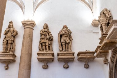 Alcobaca Manastırı 'ndaki Krallar Salonu, Alcobaca, Portekiz' deki Mosteiro de Santa Maria de Alcobaca. Portekiz krallarının heykellerinin olduğu büyük gotik bir oda.