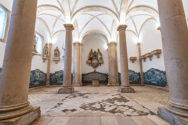 Alcobaca Manastırı 'ndaki Krallar Salonu, Alcobaca, Portekiz' deki Mosteiro de Santa Maria de Alcobaca. Portekiz krallarının heykellerinin olduğu büyük gotik bir oda.