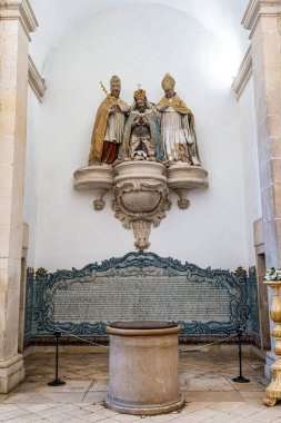 Alcobaca Manastırı 'ndaki Krallar Salonu, Alcobaca, Portekiz' deki Mosteiro de Santa Maria de Alcobaca. Portekiz krallarının heykellerinin olduğu büyük gotik bir oda.