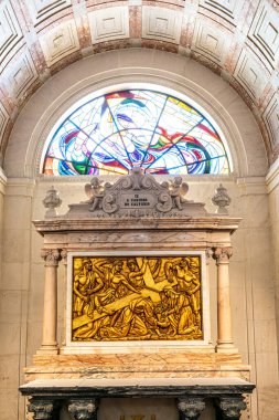 Portekiz, Fatima Mabedi 'nin içinde. Meryem Ana 'nın Bazilikası. Katolikler için en önemli Marian tapınaklarından ve kutsal mekânlardan biri.