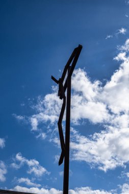 Portekiz, Fatima Mabedi. En Kutsal Üçlü 'nün Küçük Bazilikası yakınlarındaki Yüksek Haç. Fatima dünyadaki Katolikler için en önemli hac yerlerinden biridir.