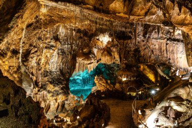 Mira de Aire Mağaraları, Grutas de Mira de Aire, Leiria, Portekiz. Porto de Mos, Leiria 'da kireçtaşı mağaraları var. Moinhos Velhos