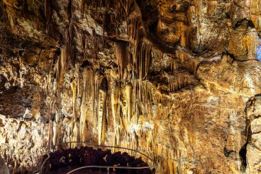 Mira de Aire Mağaraları, Grutas de Mira de Aire, Leiria, Portekiz. Porto de Mos, Leiria 'da kireçtaşı mağaraları var. Moinhos Velhos