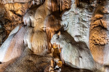 Mira de Aire Mağaraları, Grutas de Mira de Aire, Leiria, Portekiz. Porto de Mos, Leiria 'da kireçtaşı mağaraları var. Moinhos Velhos