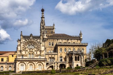 Bussaco Palace Oteli, Luso, Portekiz 'deki Bussaco Ulusal Ormanı' nda. XIX yüzyılda inşa edilmiş ve şimdi Manuelino olarak bilinen tipik geç dönem Gotik mimari tarzına sahip bir otel.