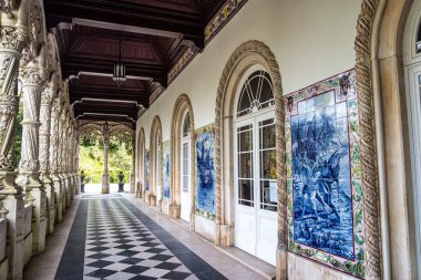 Bussaco Palace Oteli, Luso, Portekiz 'deki Bussaco Ulusal Ormanı' nda. XIX yüzyılda inşa edilmiş ve şimdi Manuelino olarak bilinen tipik geç dönem Gotik mimari tarzına sahip bir otel.