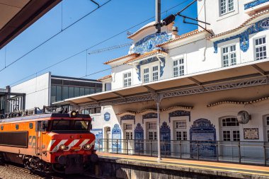 Geleneksel Portekiz 'deki yaşam hikayesini anlatan tipik mavi azulejos fayanslarıyla süslenmiş eski Aveiro tren istasyonunun dış görünüşü.