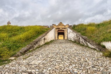 Fort Nossa Senhora da Graca ya da Fort Conde de Lippe Portekiz 'in Alentejo şehrinin kuzeyinde yer alır..
