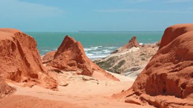 Brezilya 'nın Ceara eyaletindeki Canoa Quebrada Sahili' ndeki kaya oluşumları.