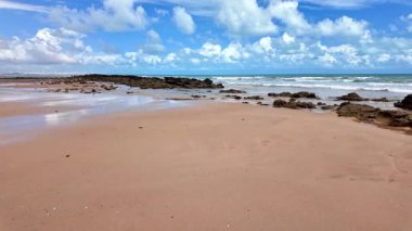 Brezilya 'nın Ceara eyaletindeki Canoa Quebrada Sahili' ndeki kaya oluşumları.