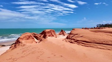Brezilya 'nın Ceara eyaletindeki Canoa Quebrada Sahili' ndeki kaya oluşumları.