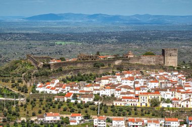 Castelo de Vide çatılarının manzarası dışarıdan görülüyor. Alto Alentejo 'da Castelo de Vide, Portekiz, Avrupa