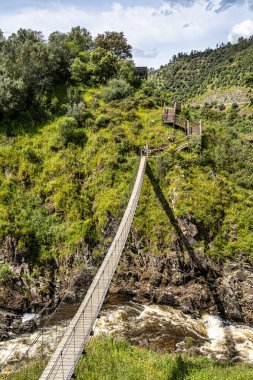 Portekiz 'de Amieira do Tejo' daki Barca da Amieira geçidinde yaya köprüsünün askıya alınması.