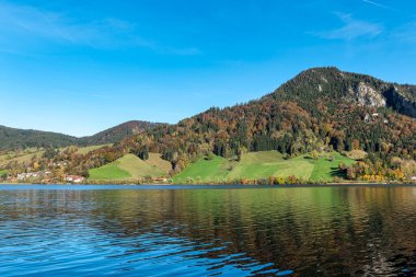 Schliersee Gölü 'nün etrafındaki Schliersee' deki Bavyera Alpleri, Yukarı Bavyera, Avrupa 'daki Almanya