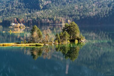 Eibsee Gölü 'nde sonbahar renkleri. Alman Alp Dağları Garmisch-Partenkirchen, Bavyera Alpleri, Almanya, Avrupa