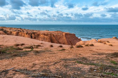 Brezilya 'nın Ceara eyaletindeki Canoa Quebrada Sahili' ndeki kaya oluşumları.