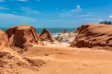 Brezilya 'nın Ceara eyaletindeki Canoa Quebrada Sahili' ndeki kaya oluşumları.