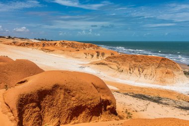 Brezilya 'nın Ceara eyaletindeki Canoa Quebrada Sahili' ndeki kaya oluşumları.