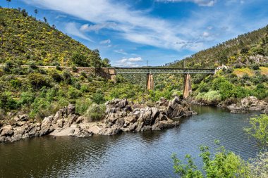 Amieira, Portekiz ve Avrupa 'daki Barca da Amieira yürüyüş yolları boyunca yürüyorum.