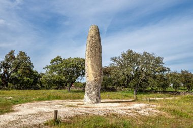 Portekiz, Castelo de Vide 'daki Meada' lı Menhir 'in Ayakta Duran Taşı. İber Yarımadası 'nın en büyüğü. Tarih öncesinden gizemli bir anıt, penisi şekilli ve doğurganlığı temsil ediyor..