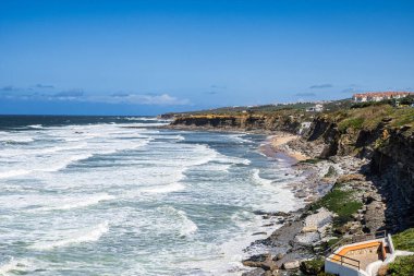 Portekiz 'in Lizbon bölgesindeki Ericeira' daki Sao Sebastiao plajının güzel manzarası.