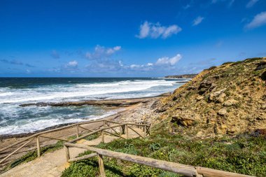 Portekiz, Lizbon yakınlarındaki Ericeira köyündeki Praia da Empa Plajı manzarası